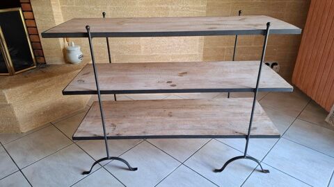Console en fer forg avec 3 niveaux d'tagres.
90 Mrs-Erign (49)
