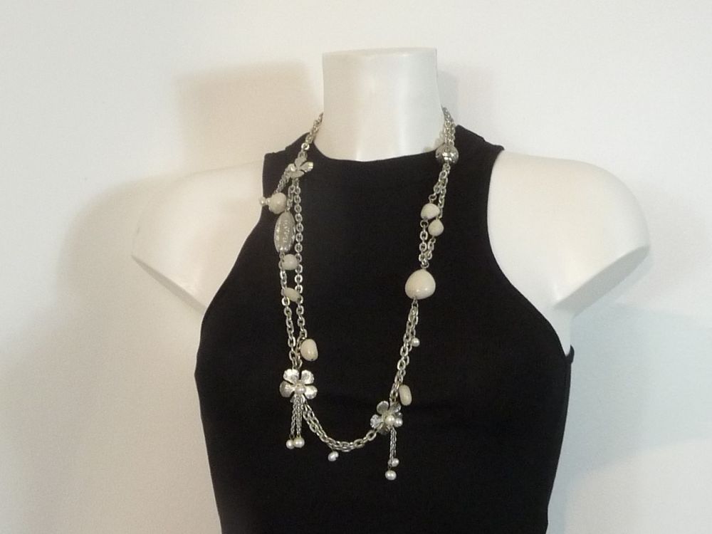 Collier/ Sautoir en M&eacute;tal Argent&eacute; et ses Fleurs et Pierres Bijoux et montres