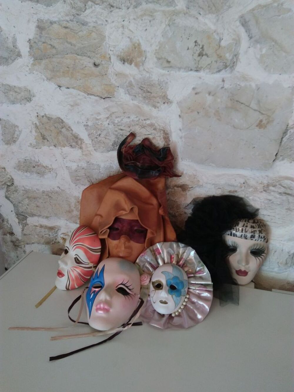 masques en cuir et c&eacute;ramique 