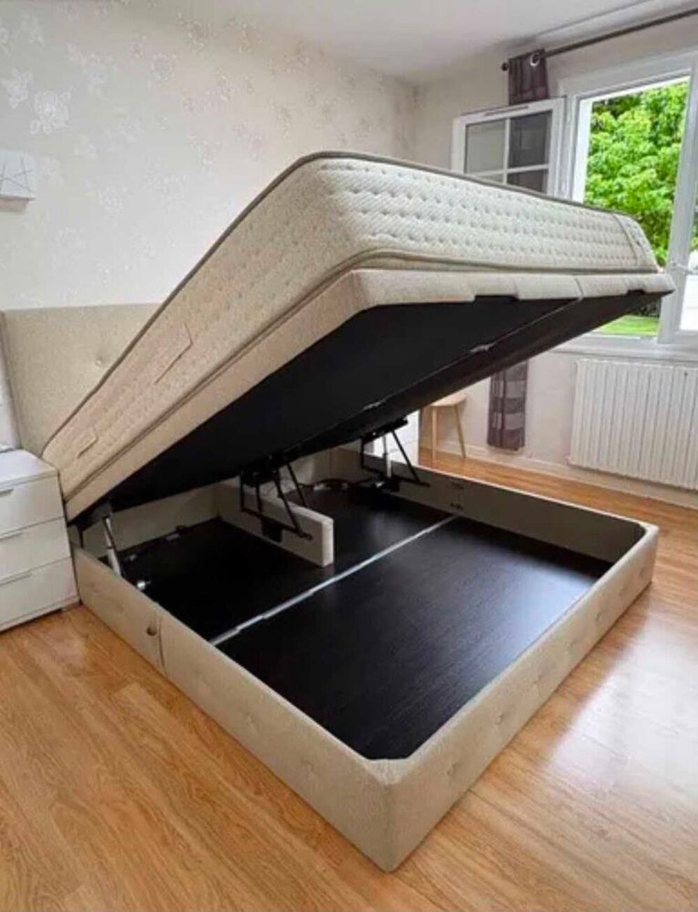 lit Beliani vion dimensions ext&eacute;rieures 177cm&agrave;-216cm hauteur de t&ecirc;te de lit 110cm Matelas 160cm&agrave;-200cm Europ&eacute;en tr&egrave;s bon &eacute;tat Meubles