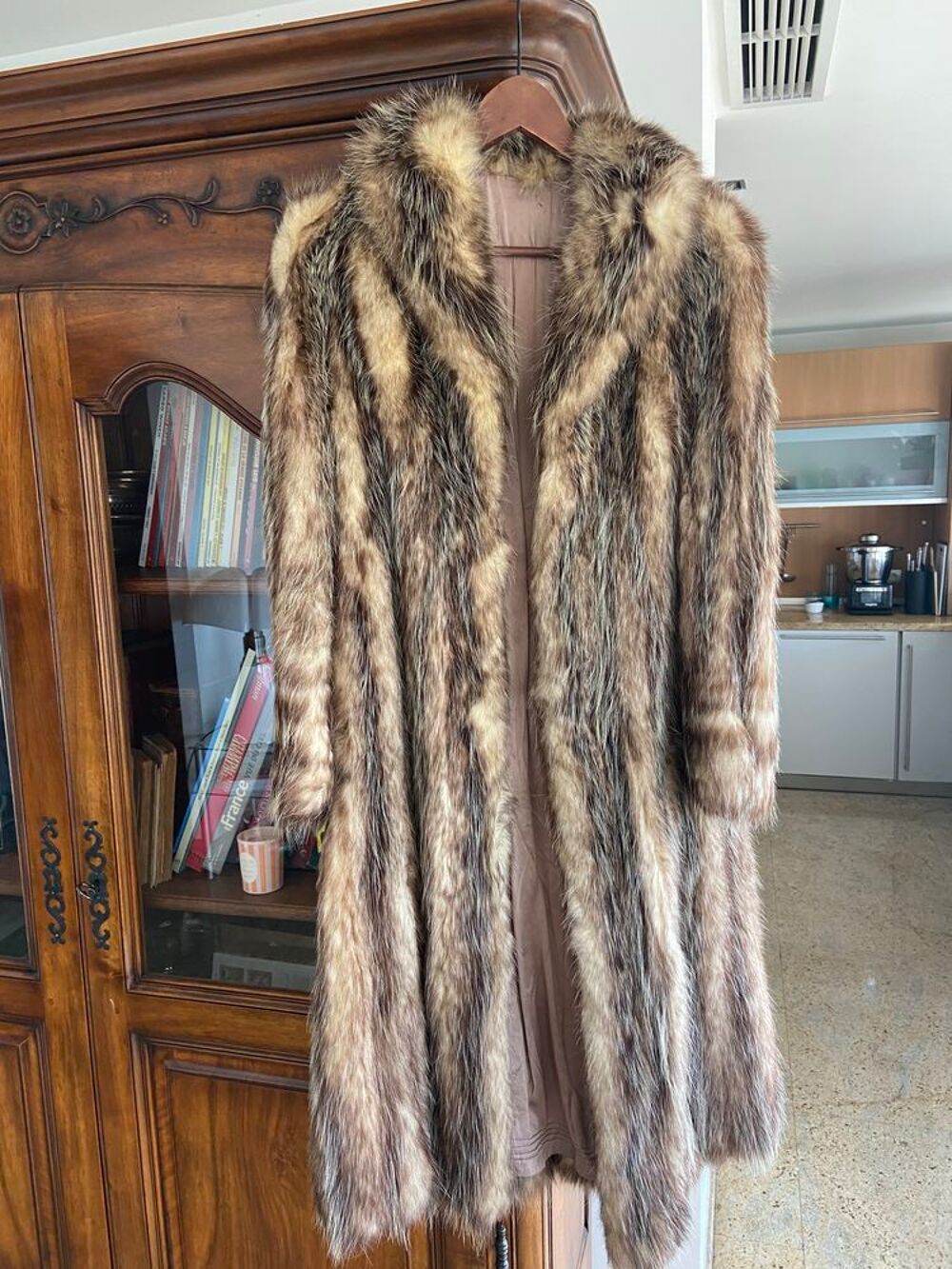 2 manteaux en fourrure, l'un opossum, l'autre vison noir; Vêtements