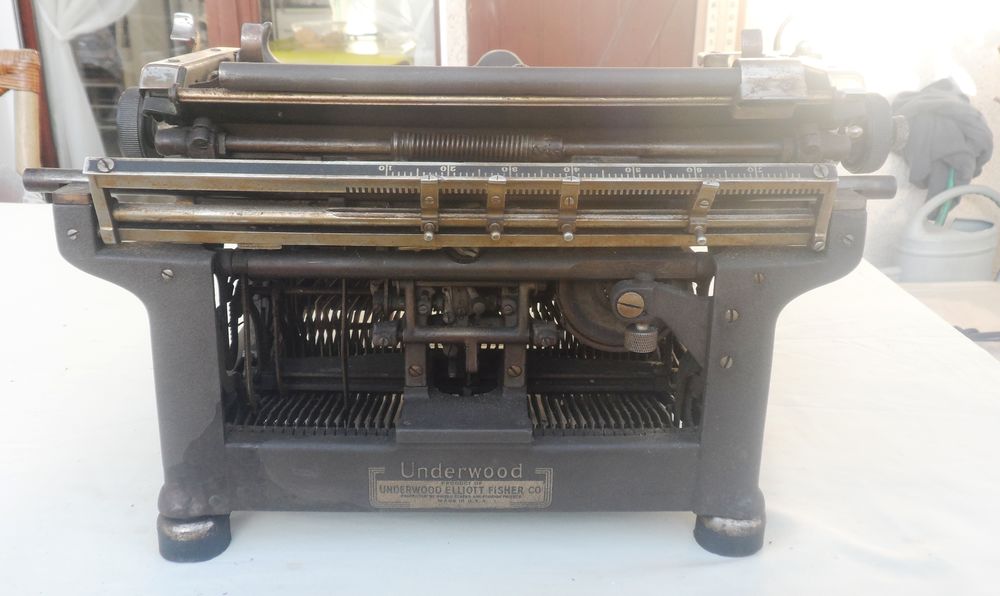 Machine &agrave; &eacute;crire UNDERWOOD en bon &eacute;tat n&deg;de s&eacute;rie 2082096 -5 