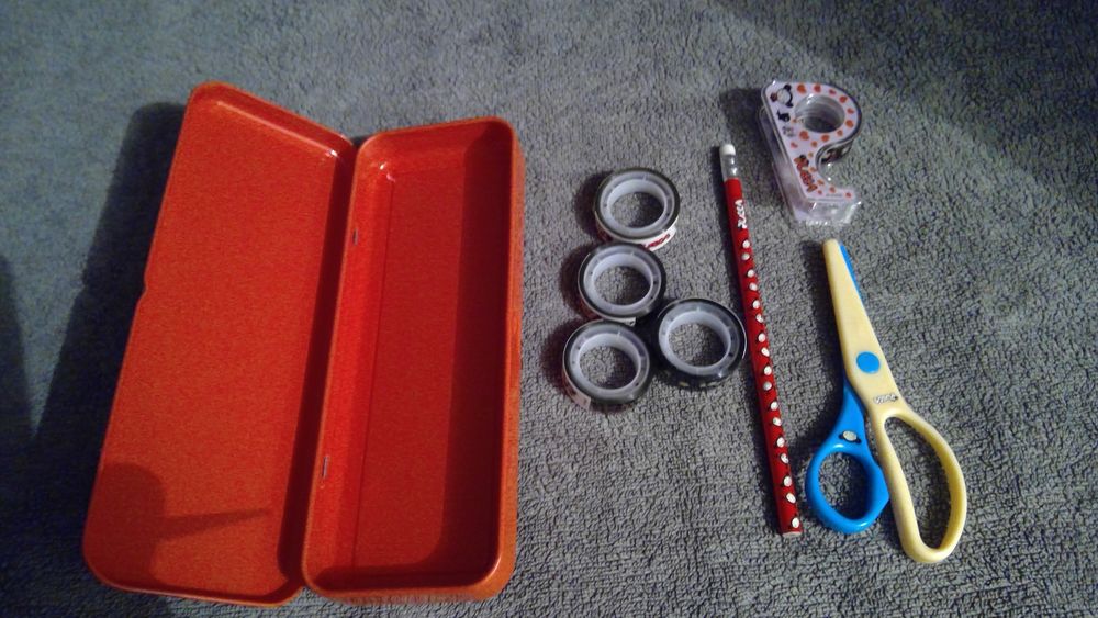 PLUMIER EN METAL PUCCA
AVEC PETITS ACCESSOIRES
Jeux / jouets