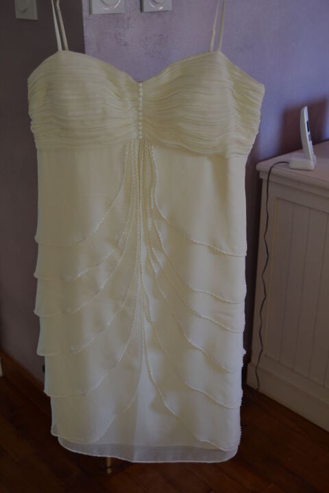 Belle robe habillée beige clair 15 Saint-Saturnin-lès-Apt (84)