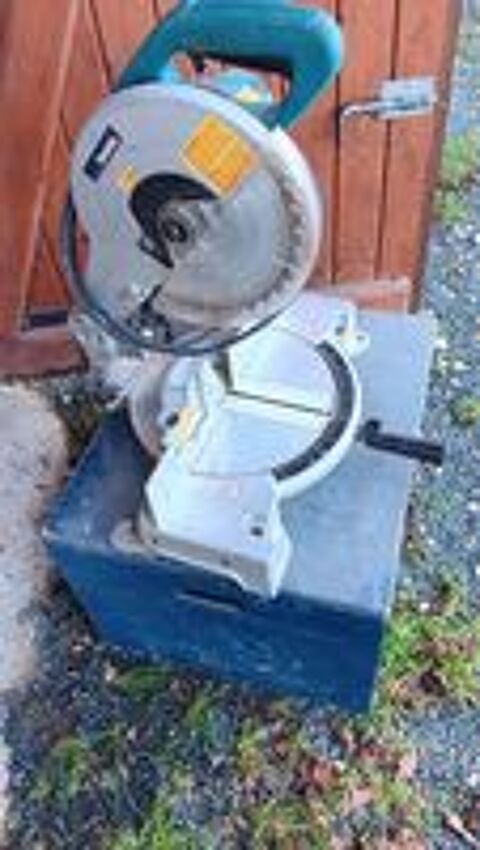   A V Scie à onglets MAKITA Réf : L S 1040 N . 