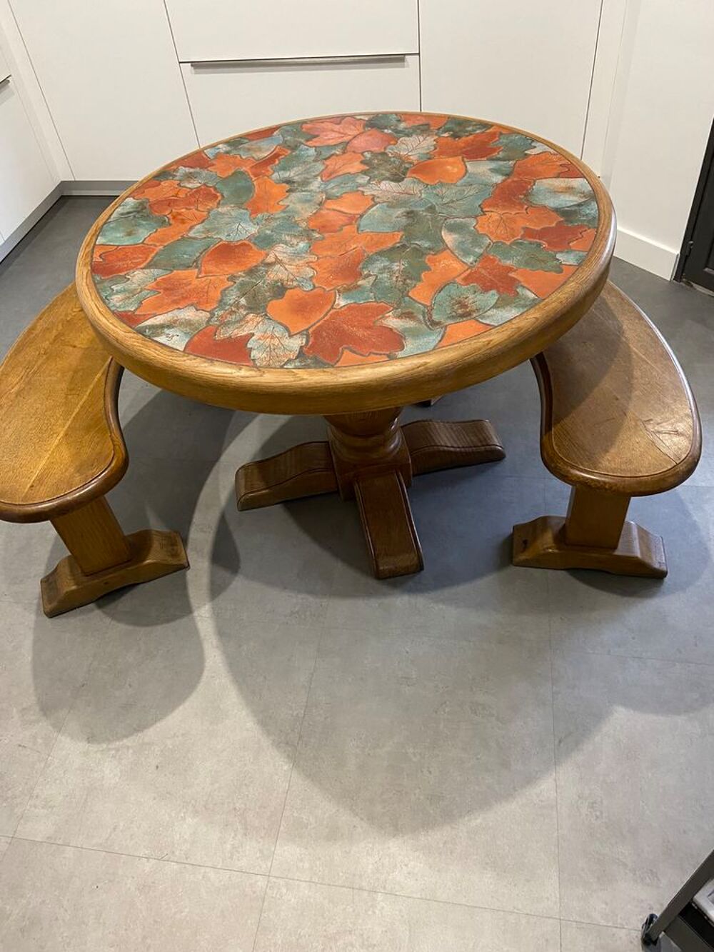 table ovale en ch&ecirc;ne de 103 &times; 103 cm hauteur 75 avec 2 banc Meubles