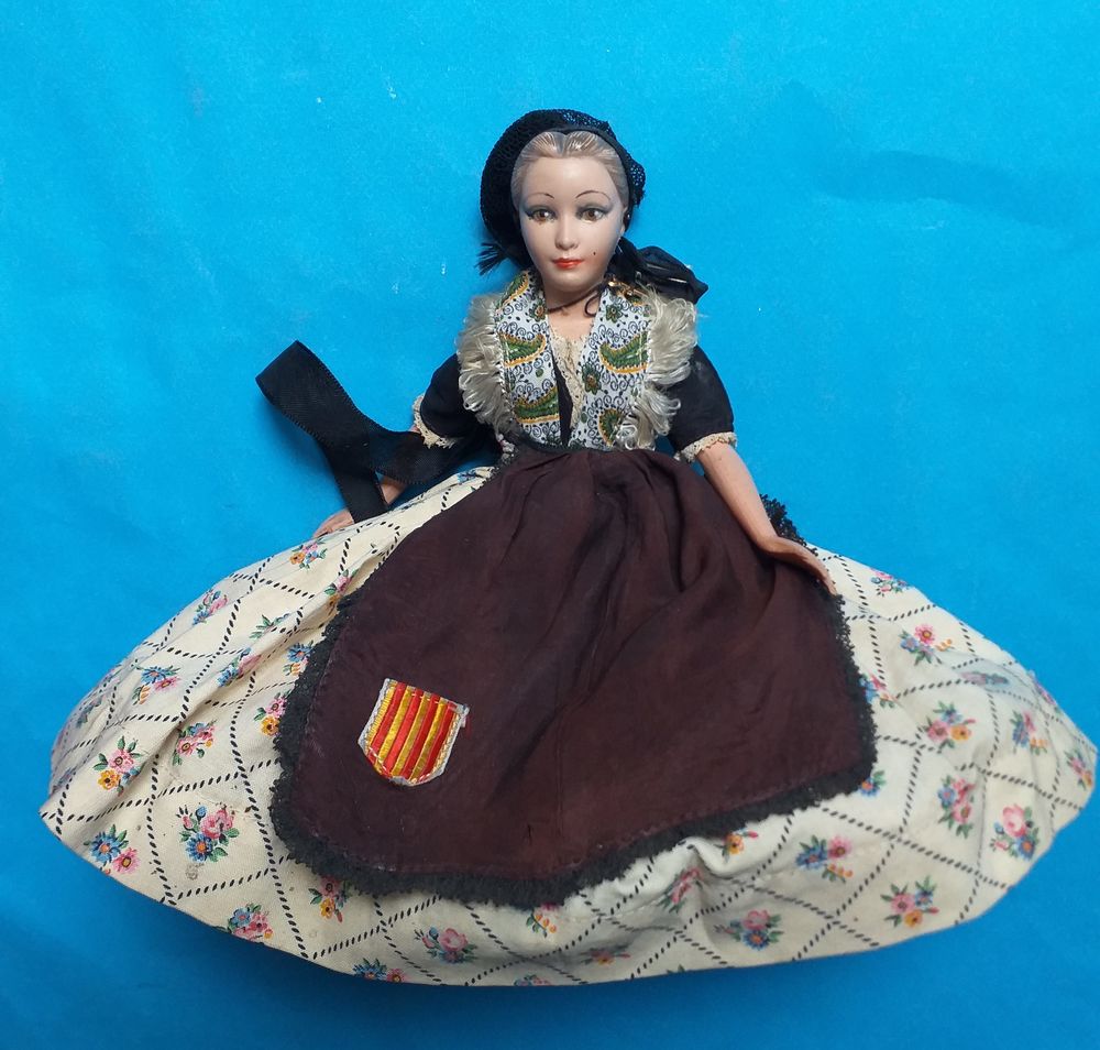 Poupee folklorique en costume traditionnel de PROVENCE 
