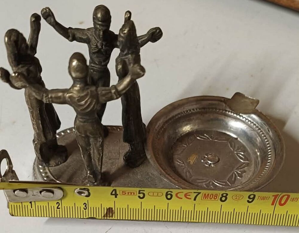 Cendrier ancien avec figurine 