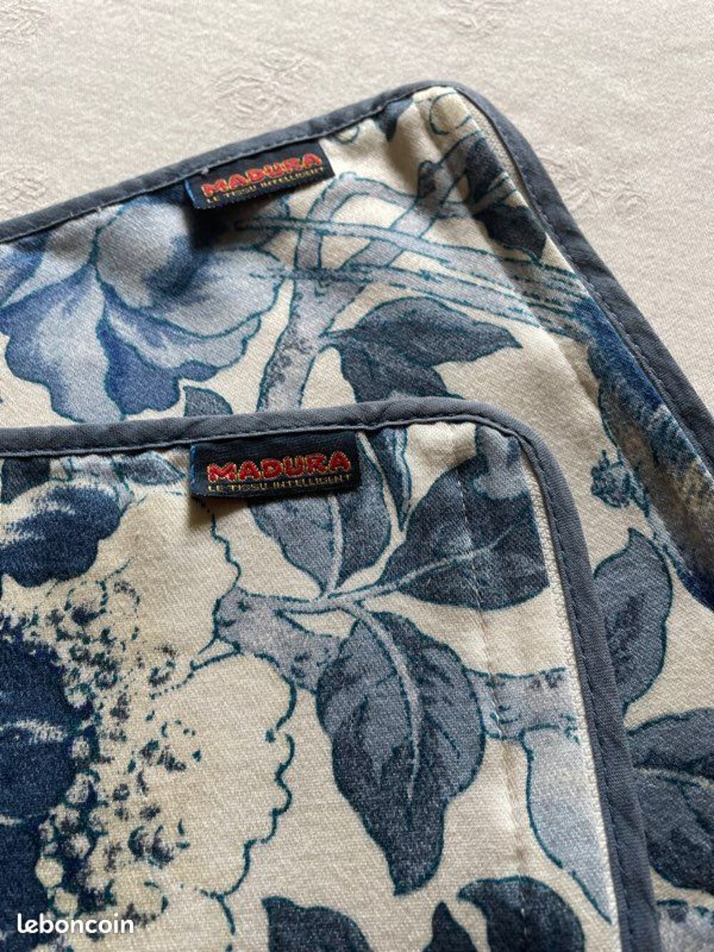2 HOUSSES de COUSSIN de marque MADURA en tissu &agrave; fleurs Décoration