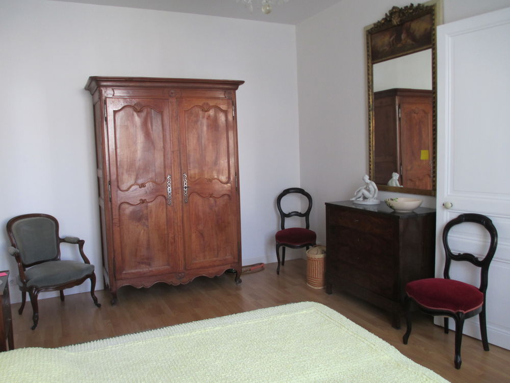 Paire de chaises anciennes bois assise en velours rouge 