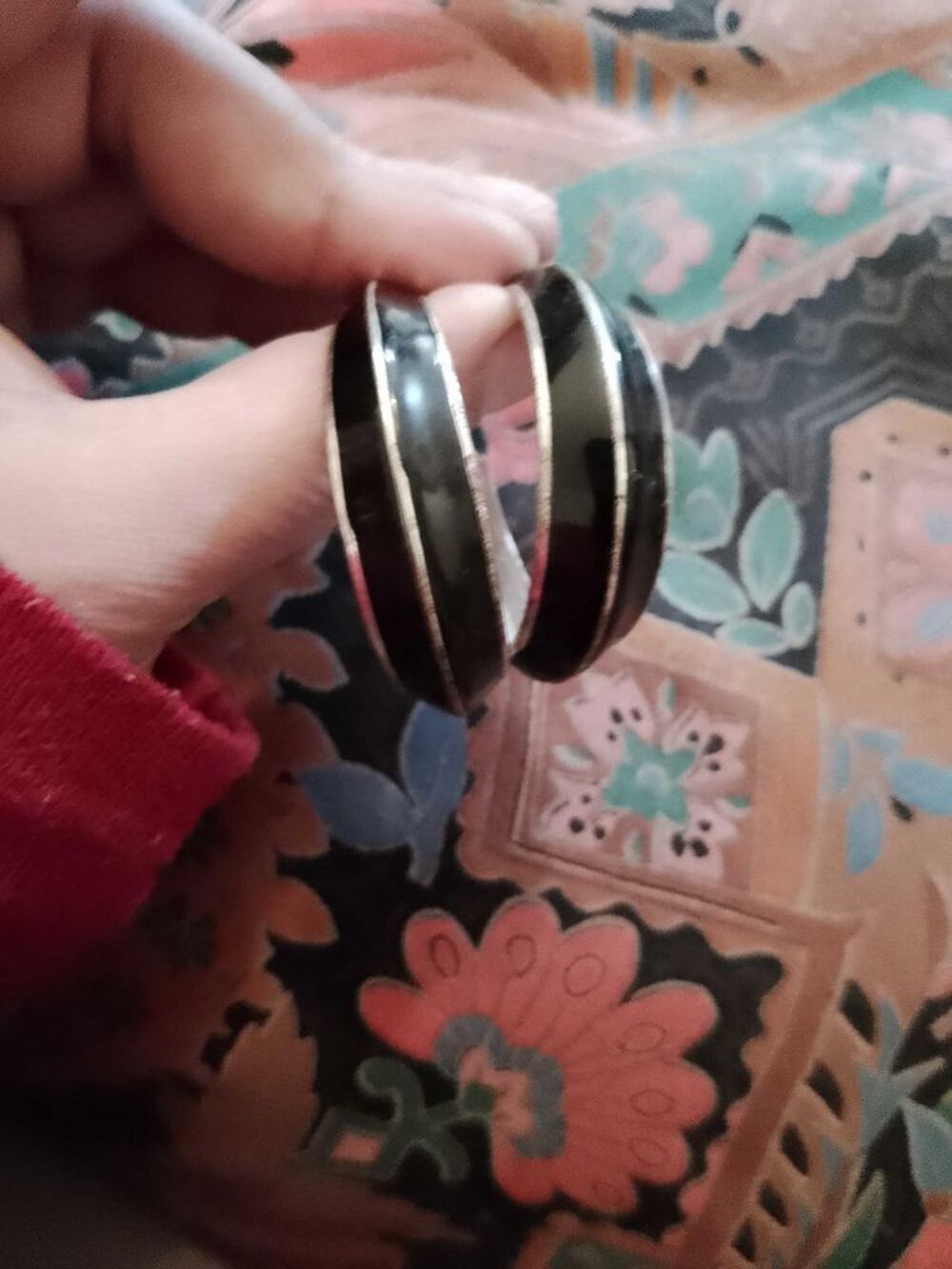 boucles d'oreilles anneaux noirs sur m&eacute;tal argent&eacute;. Bijoux et montres