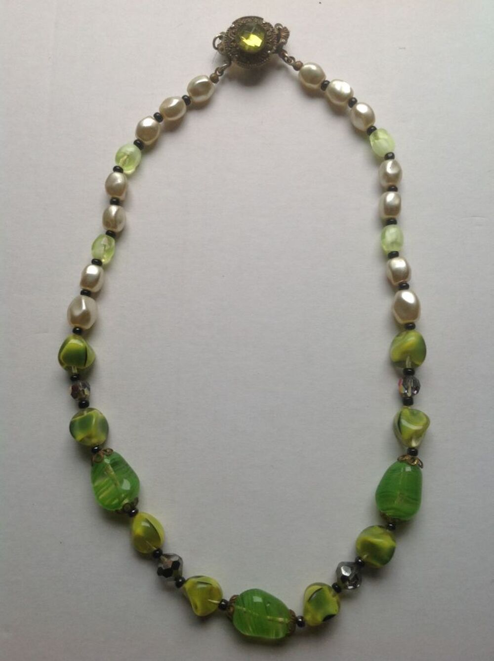 COLLIER FANTAISIE AUX COULEURS VERTES Envoi Possible
Bijoux et montres