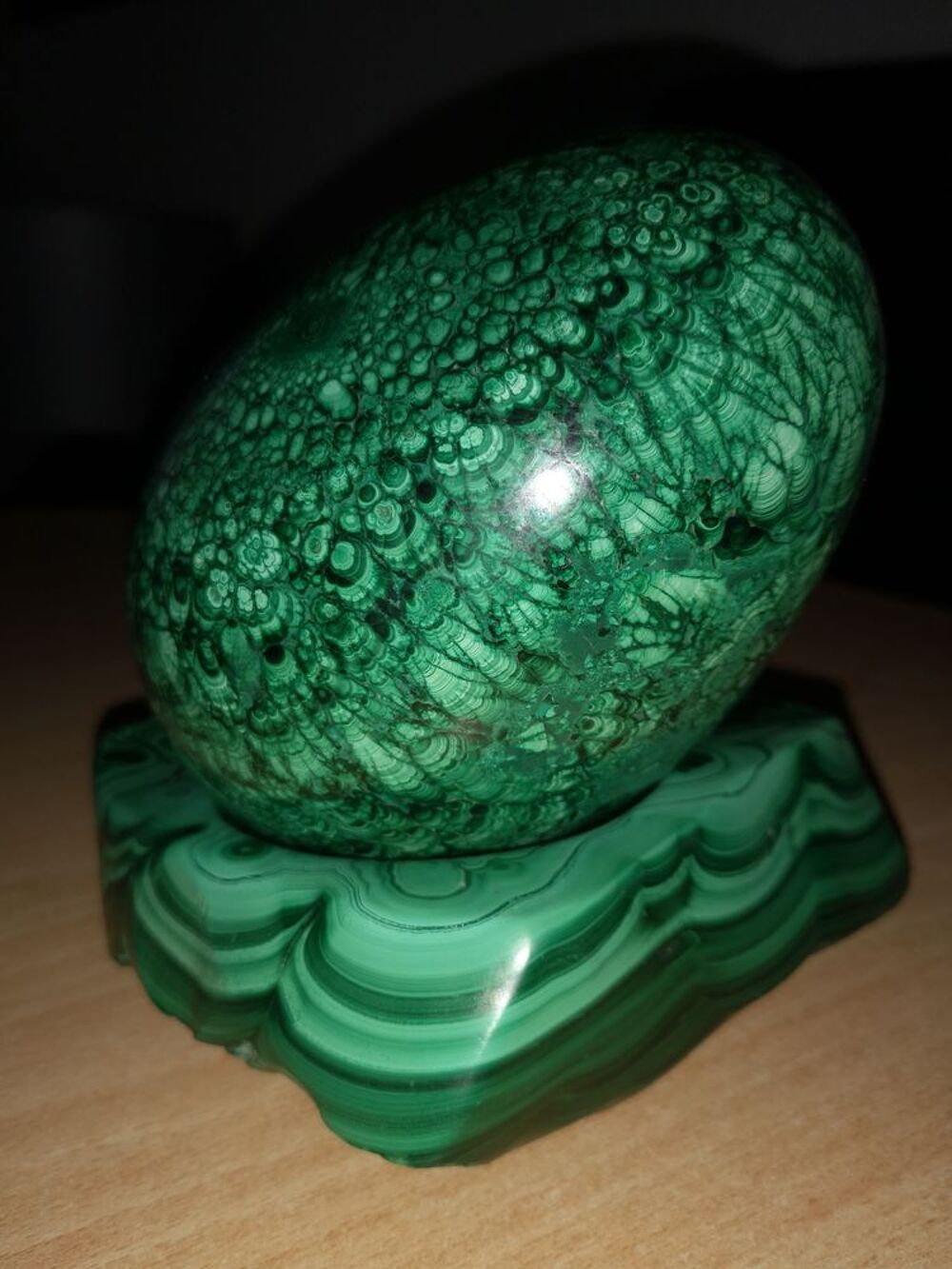 oeuf en malachite verte de 2,2 kg et son support Décoration