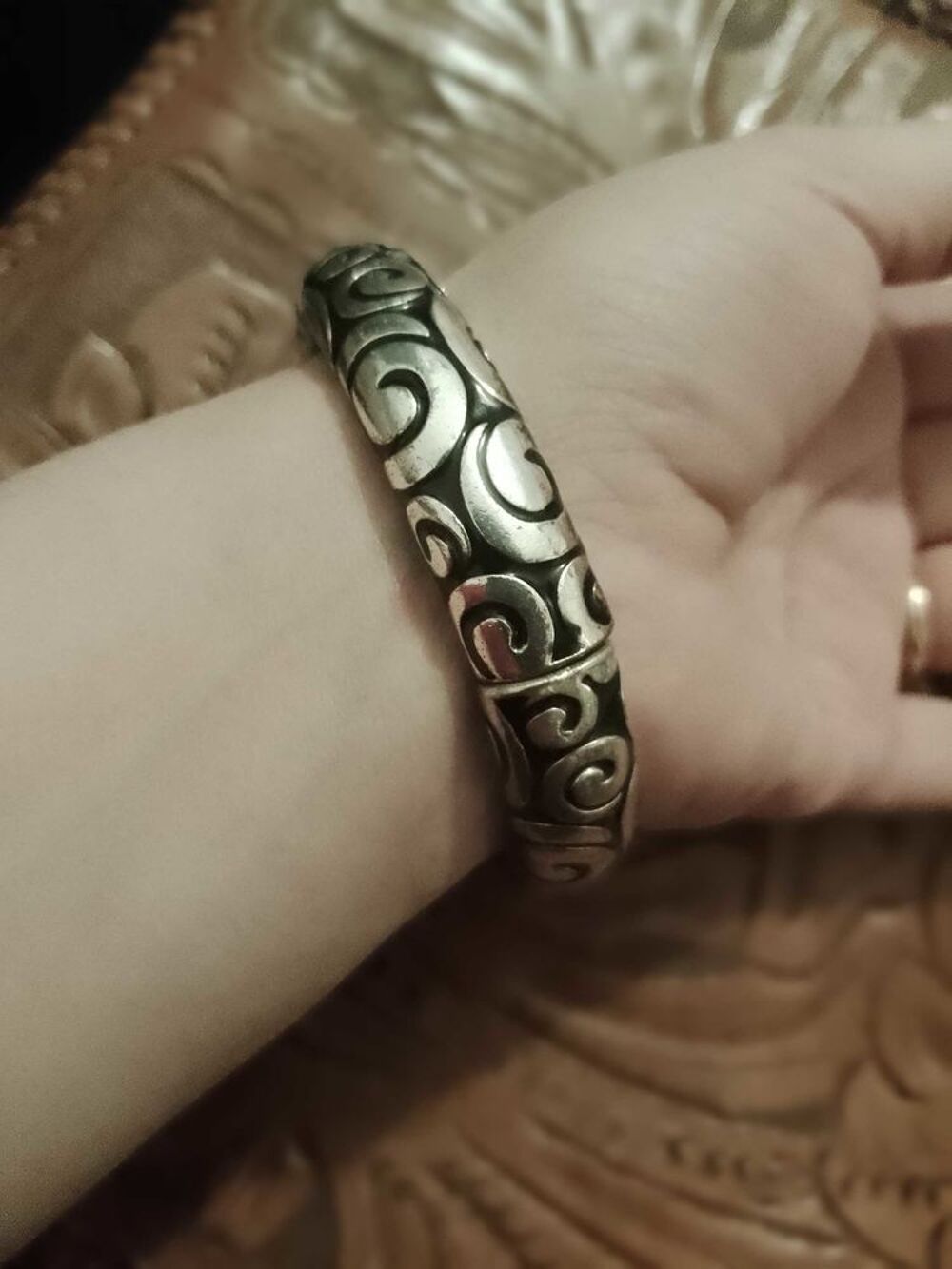 bracelet &eacute;lastique noir /argent&eacute; en m&eacute;tal. Bijoux et montres
