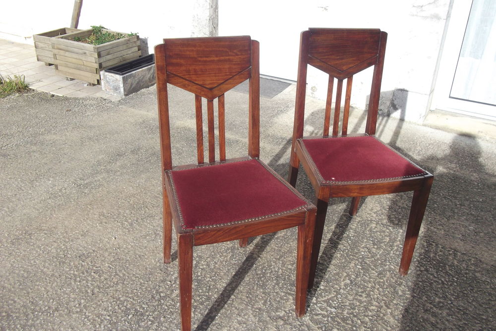 DEUX CHAISES MASSIVE EN BOIS ET VELOURS Meubles