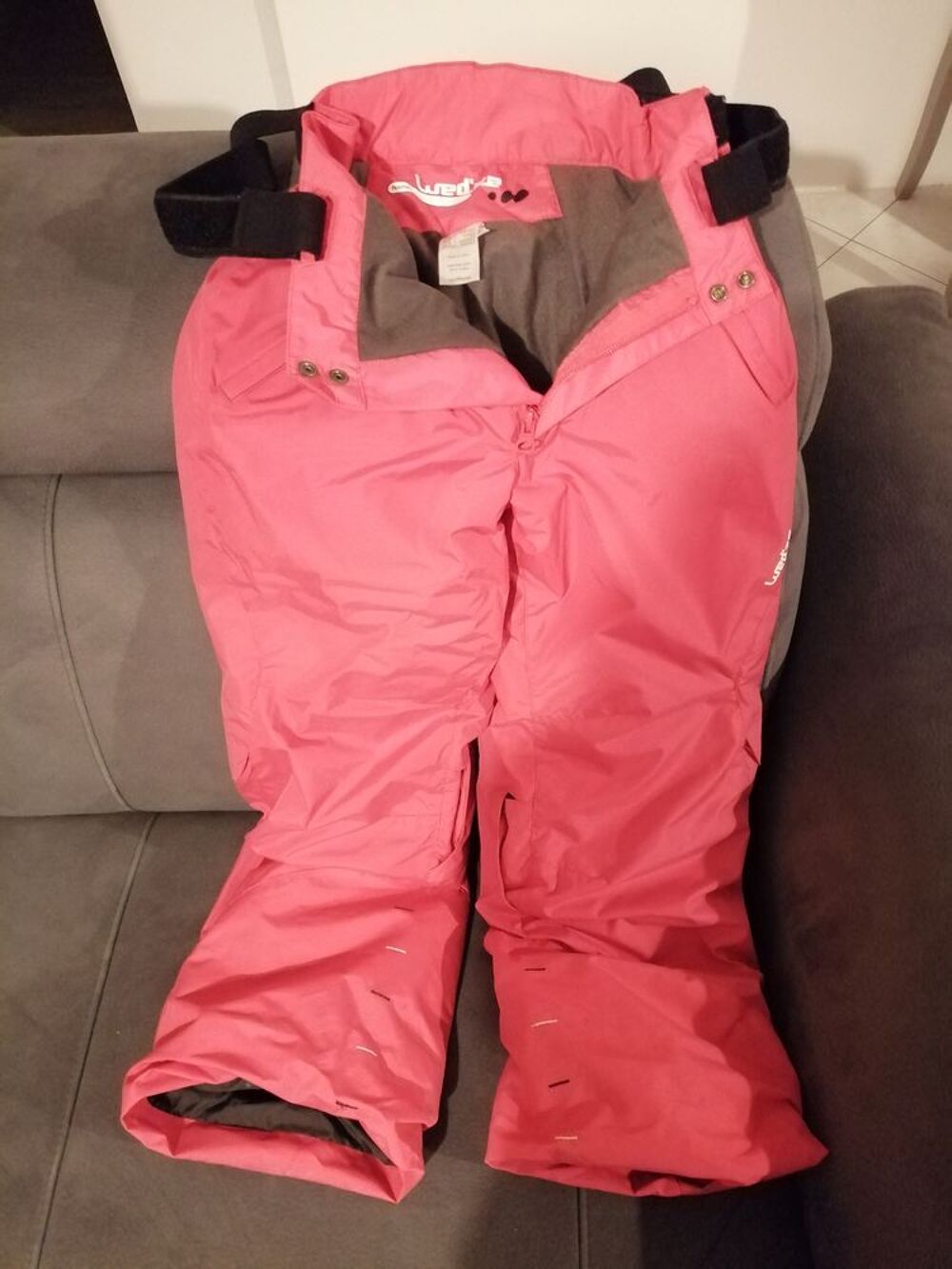 Pantalons de ski rose taille 8 ans fille. &eacute;tat neuf. Sports