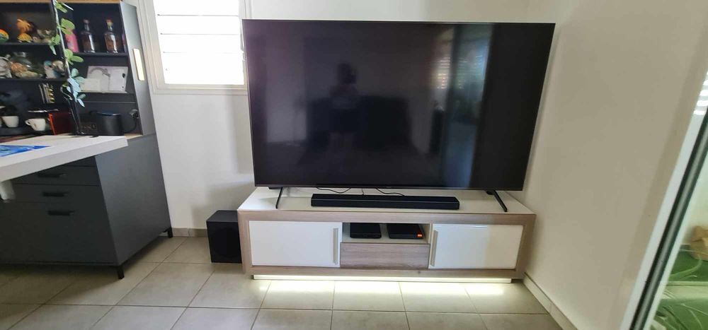 Grand t&eacute;l&eacute;vision avec meuble Photos/Video/TV