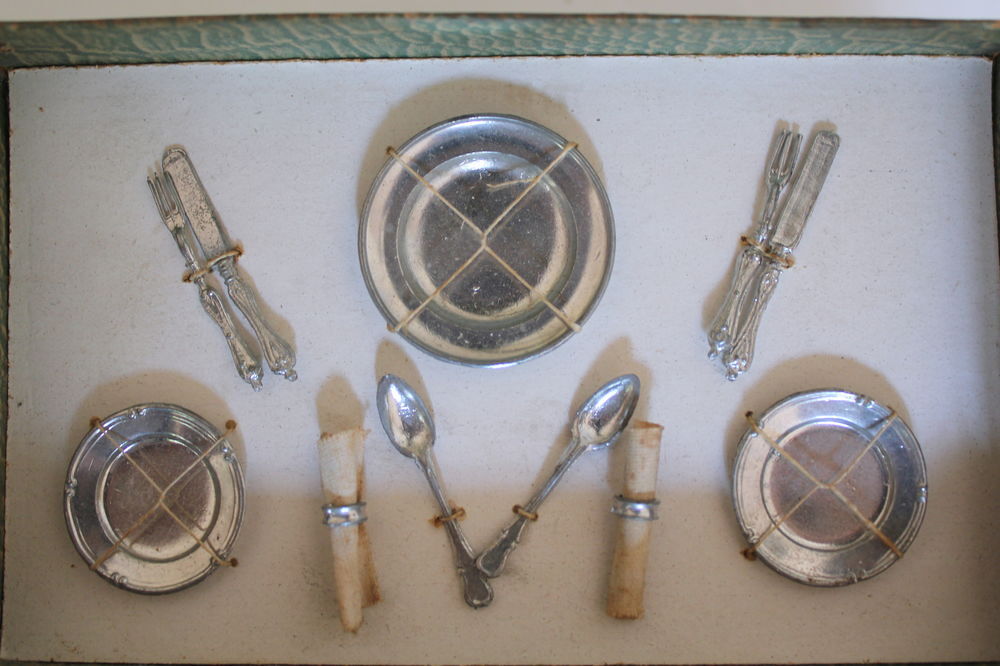 Coffret dinette de poup&eacute;e XIX eme si&egrave;cle en m&eacute;tal 
