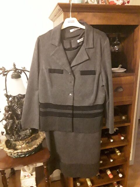 deux ensembles veste et robe plus un manteau 0 Coimres (33)