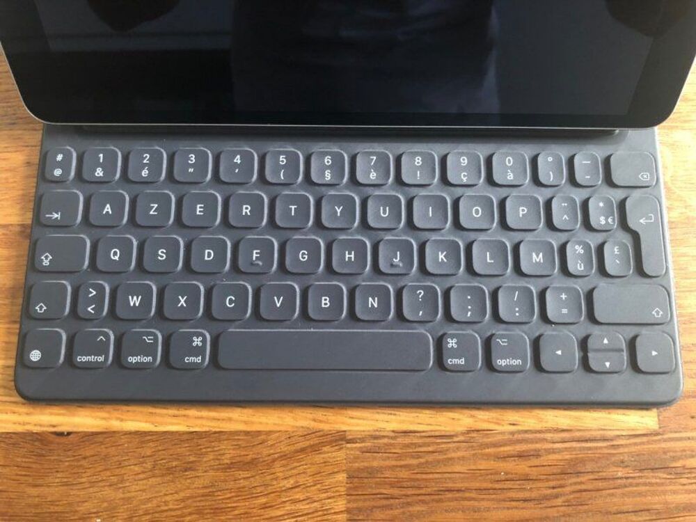 iPad Pro 256 Go Gris sid&eacute;ral 10.5" + Clavier Neuf Téléphones et tablettes