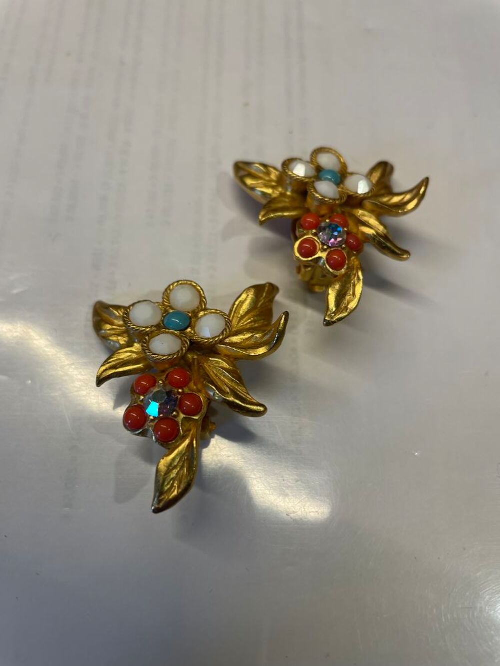 BO feuilles dor&eacute;es en triangle cabochons multicolore Lacroix Bijoux et montres