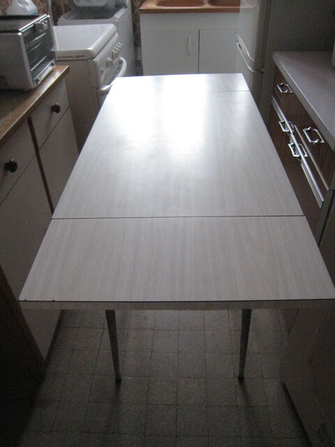 Table en formica avec tiroir - (NH78) 55 Versailles (78)