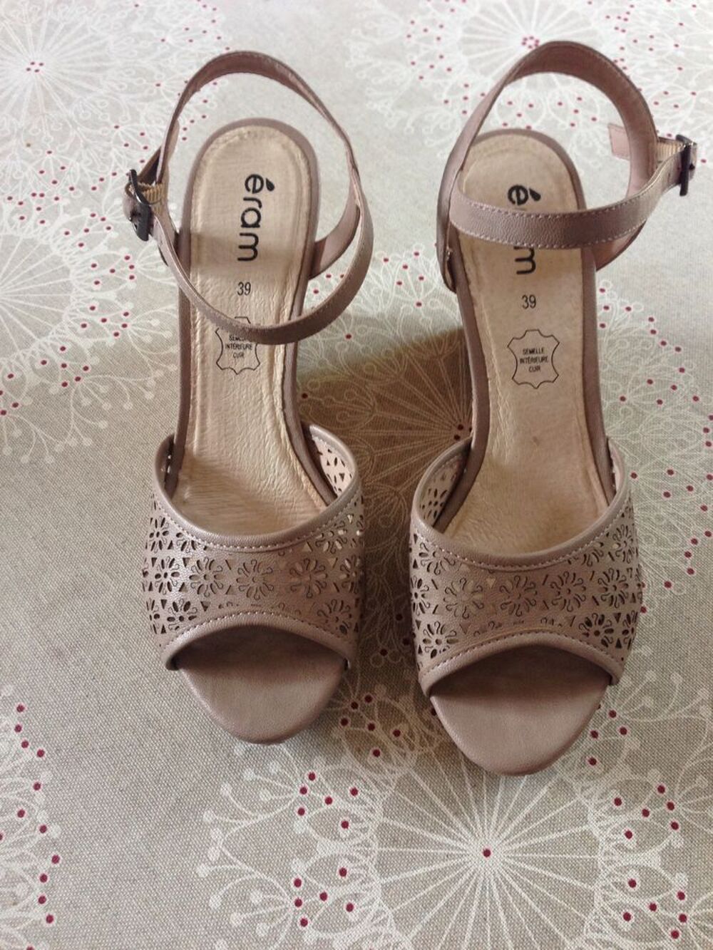 Sandales &Eacute;ram couleur taupe. Motif floral Chaussures