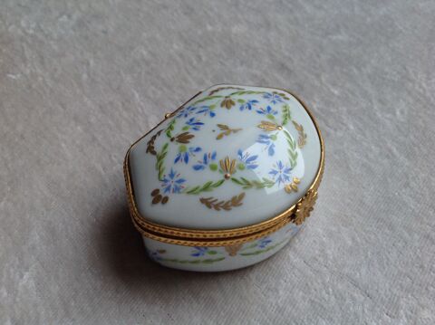 BOITE BONBONNI�RE JD FRANCE LIMOGES D�COR MAIN Envoi Possibl 44 Tr�gunc (29)