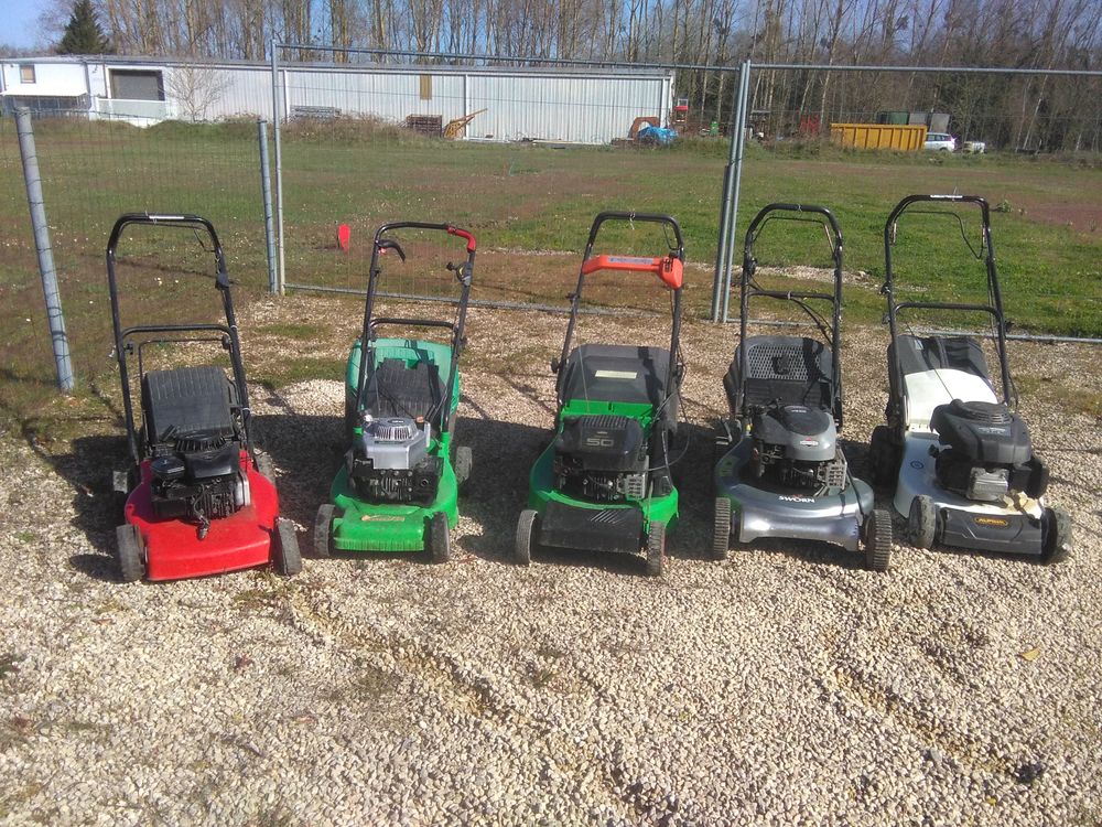un lot de tondeuses thermique Jardin