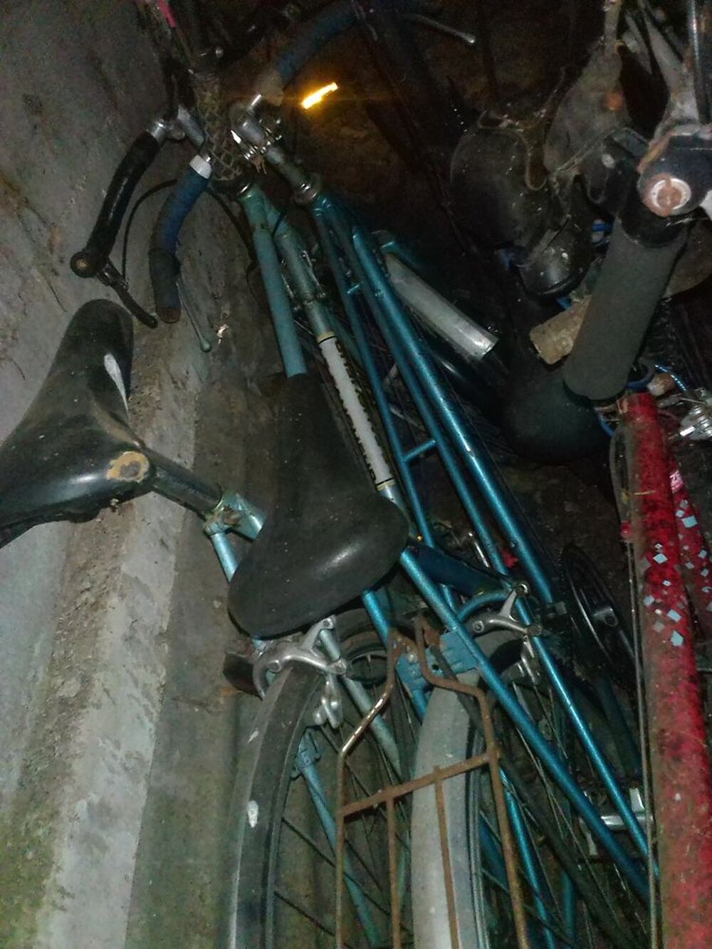 v&eacute;lo d'occasion anciens peugeots pliables collector blancs &agrave; chaque fois vitesses freins garde boue lumi&egrave;res pneus ok v&eacute;rifi&eacute;s 60&amp;euro; avec l'autre gris 100&amp;euro; demi courses &agrave; Chaumont l'event&eacute; 14230 sud baye Vélos
