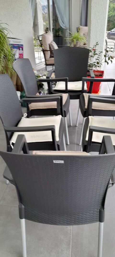 Table  plus  rallonge  plus  8 fauteuils 700 Genouilleux (01)