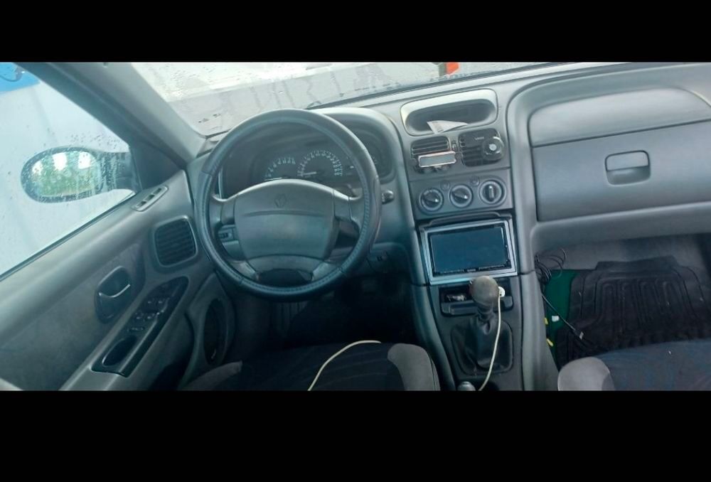 Laguna 1.8i 16V Pack 2000 occasion 95000 Cergy