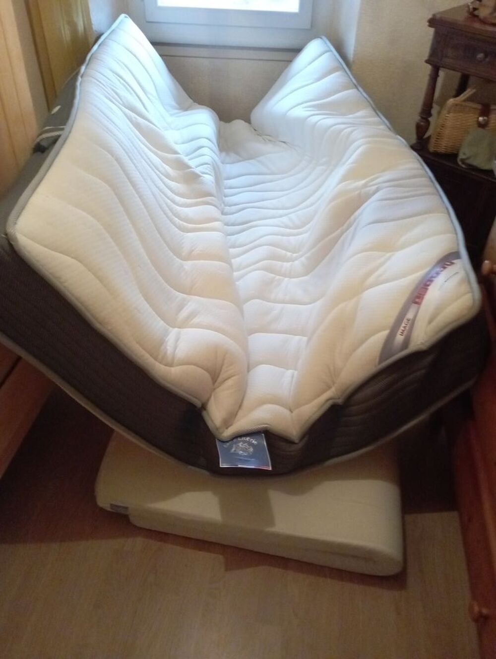 Lit en 1m80 X 200 +sommier+matelas+4 pieds 150€ Meubles
