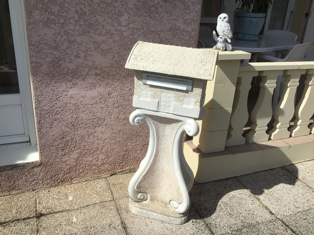Bo&icirc;te aux lettres en pierre reconstitu&eacute;e Jardin