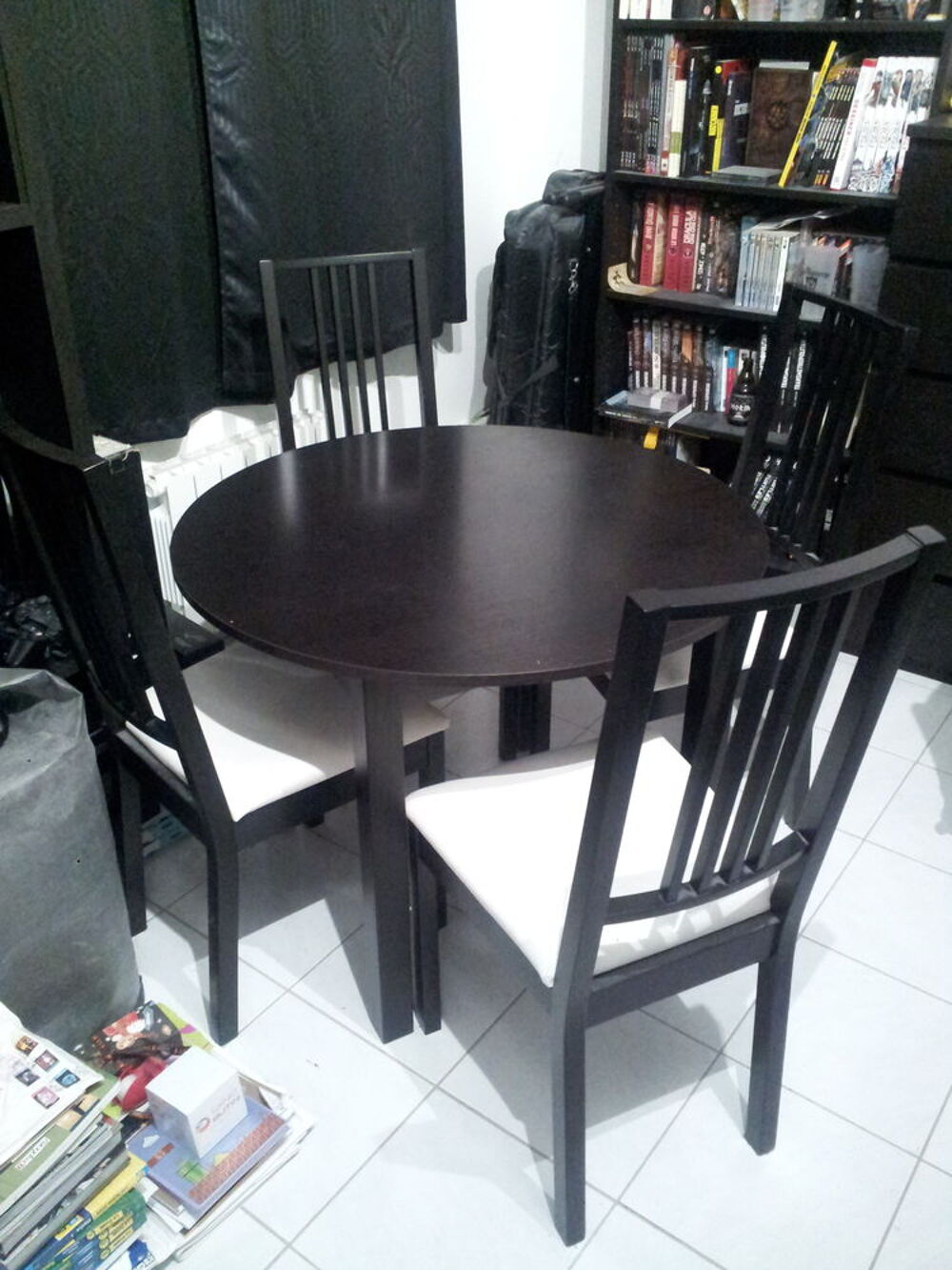 une table et 4 chaises IKEA Meubles