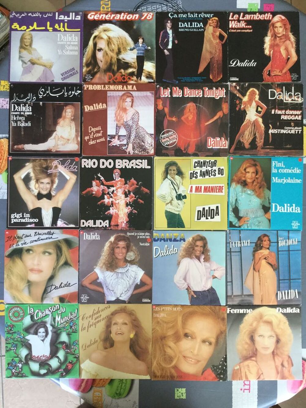 Cinquantaine de vinyles 45t de DALIDA 1970 &agrave; 1990 CD et vinyles