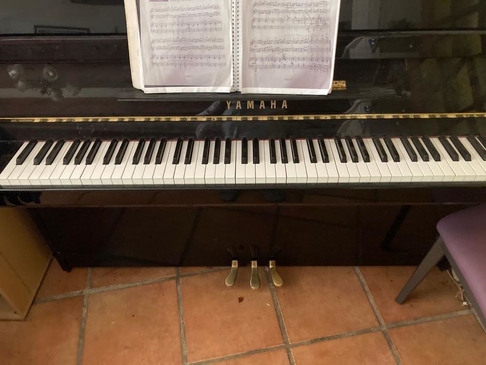 Piano droit d'&eacute;tude Yamaha noir Instruments de musique