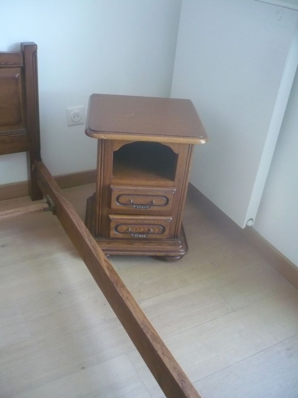 Encadrement de lit plus 2 chevets en bois Meubles