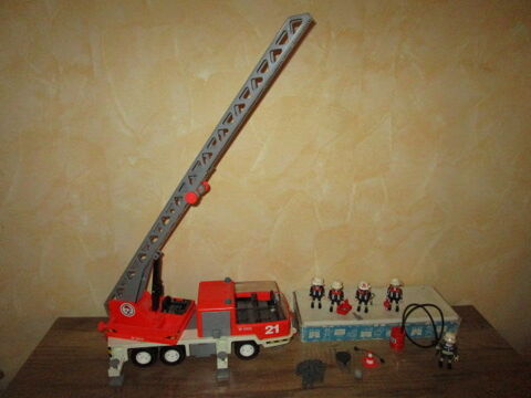 vieux camion pompier playmobil  1981   
lot vyhhh Villepinte (93)