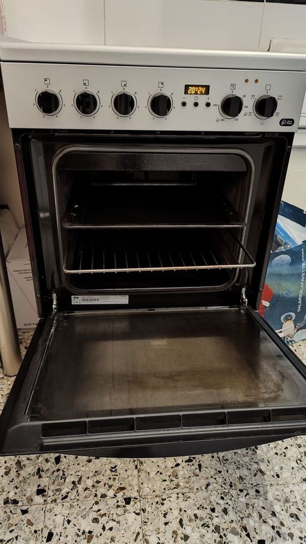 Cuisini&egrave;re four vitroc&eacute;ramique Faure
Electroménager