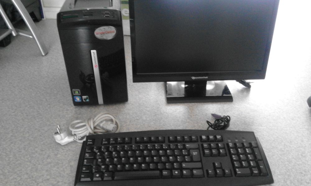 1 Ordinateur Complet,(unit&eacute; centrale),+ un PC Portable+ une Matriel informatique