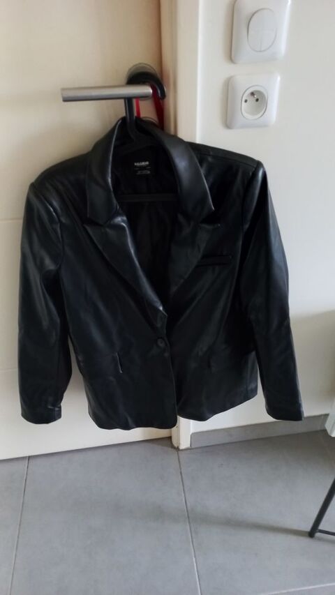 Jolie veste noire en simili cuir Marque Pull & Bear Marseille 12 (13)