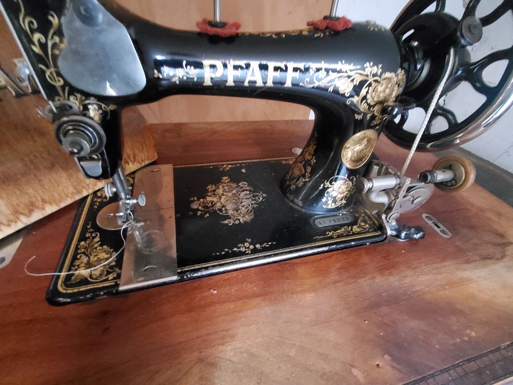 Machine &agrave; coudre de la marque pfaff Meubles