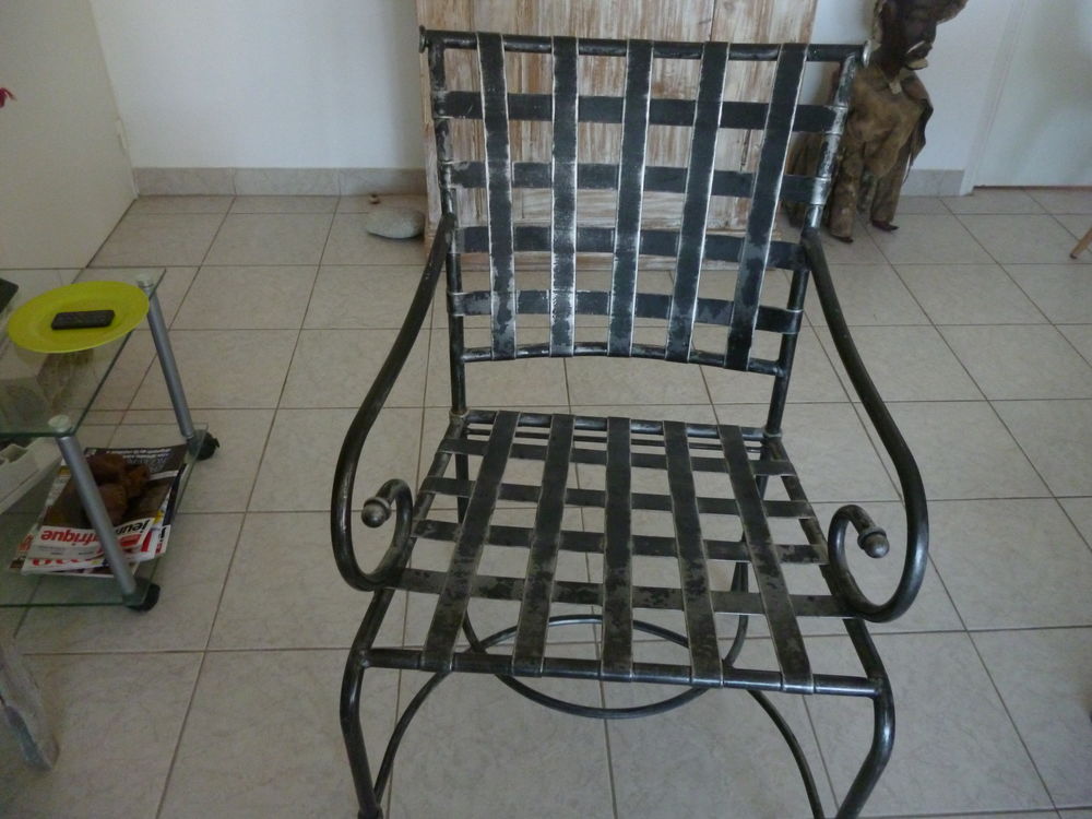 4 CHAISES EN METAL BROSS&Eacute; TRES BON ETAT Meubles