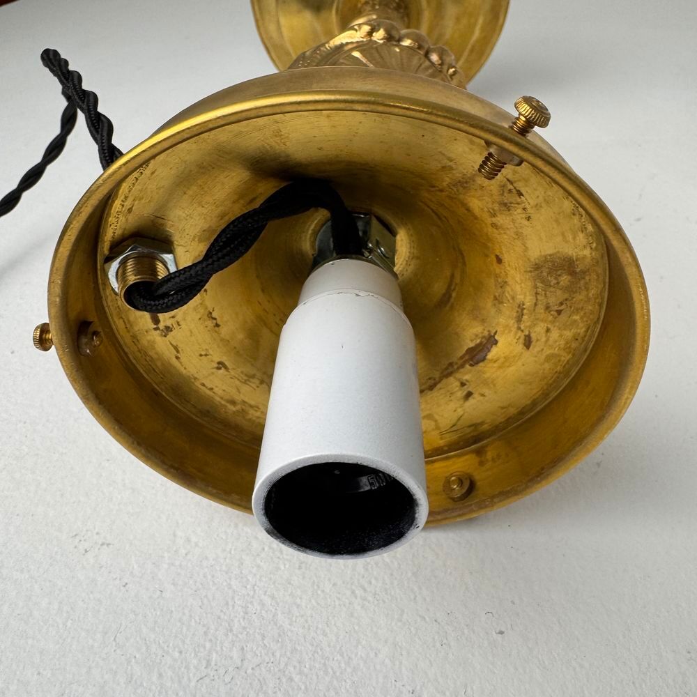 Ancienne lampe &agrave; poser laiton et opaline vintage Décoration