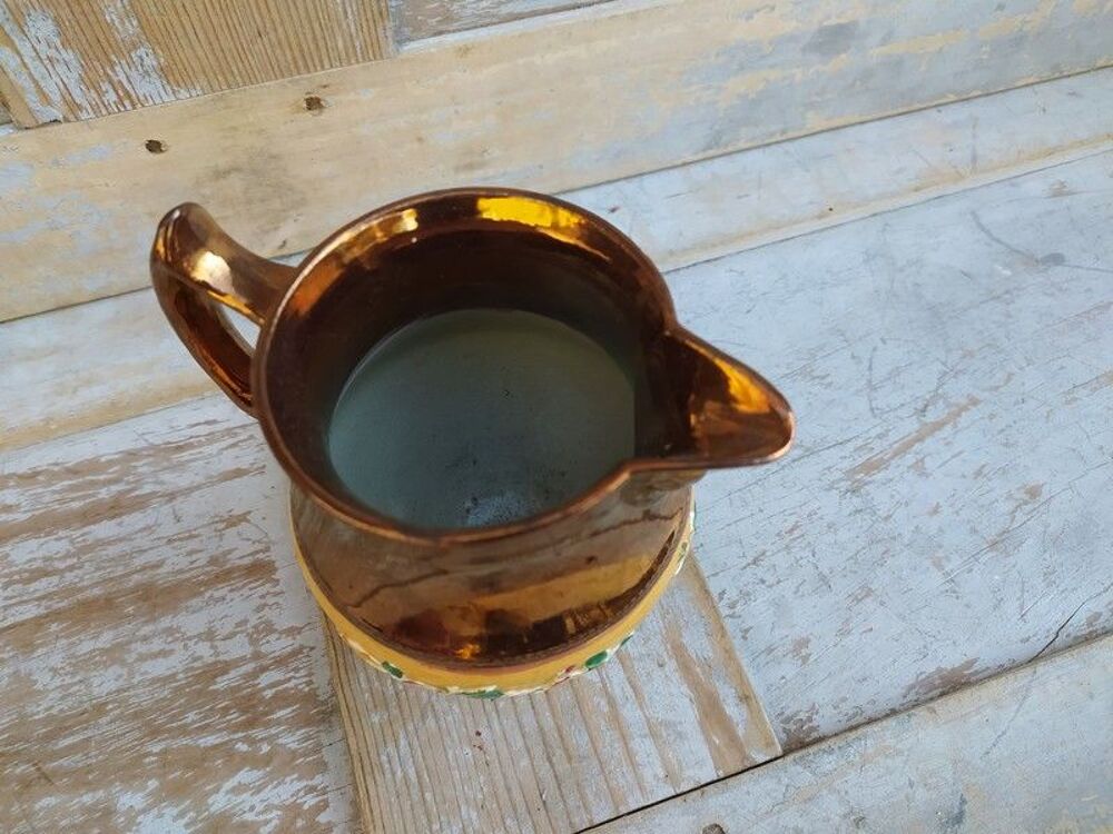 Ancien Petit Pichet Pot &agrave; Lait Fa&iuml;ence Lustr&eacute;e de Jersey. Décoration