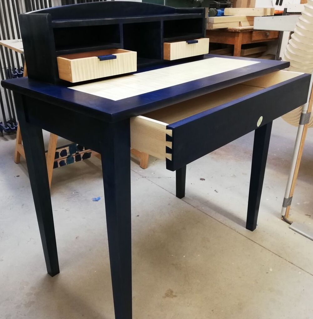 Bureau secr&eacute;taire en poirier massif placage sycomore ond&eacute;. Meubles
