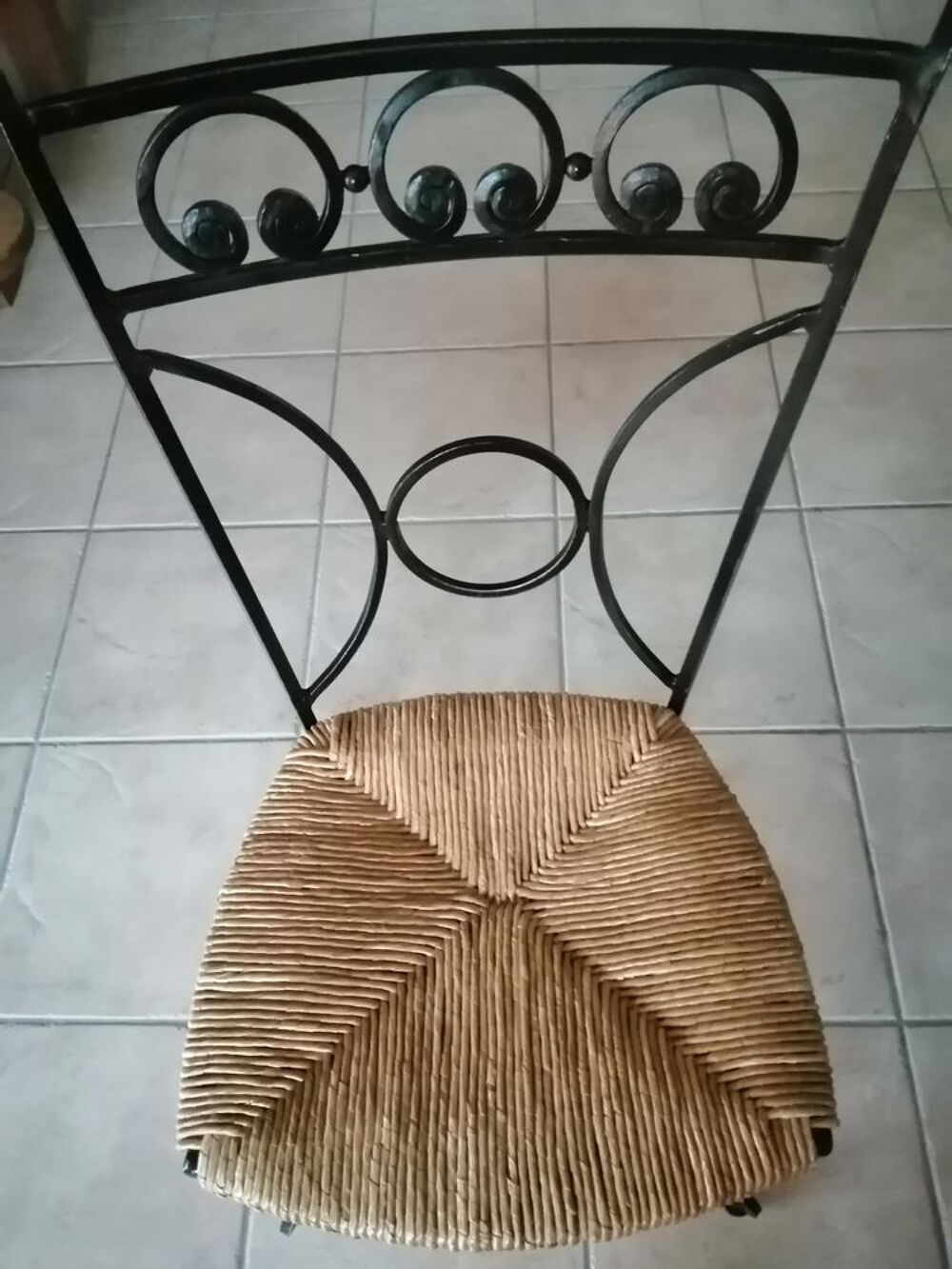 Table ch&ecirc;ne massif et chaises fer forg&eacute; Meubles