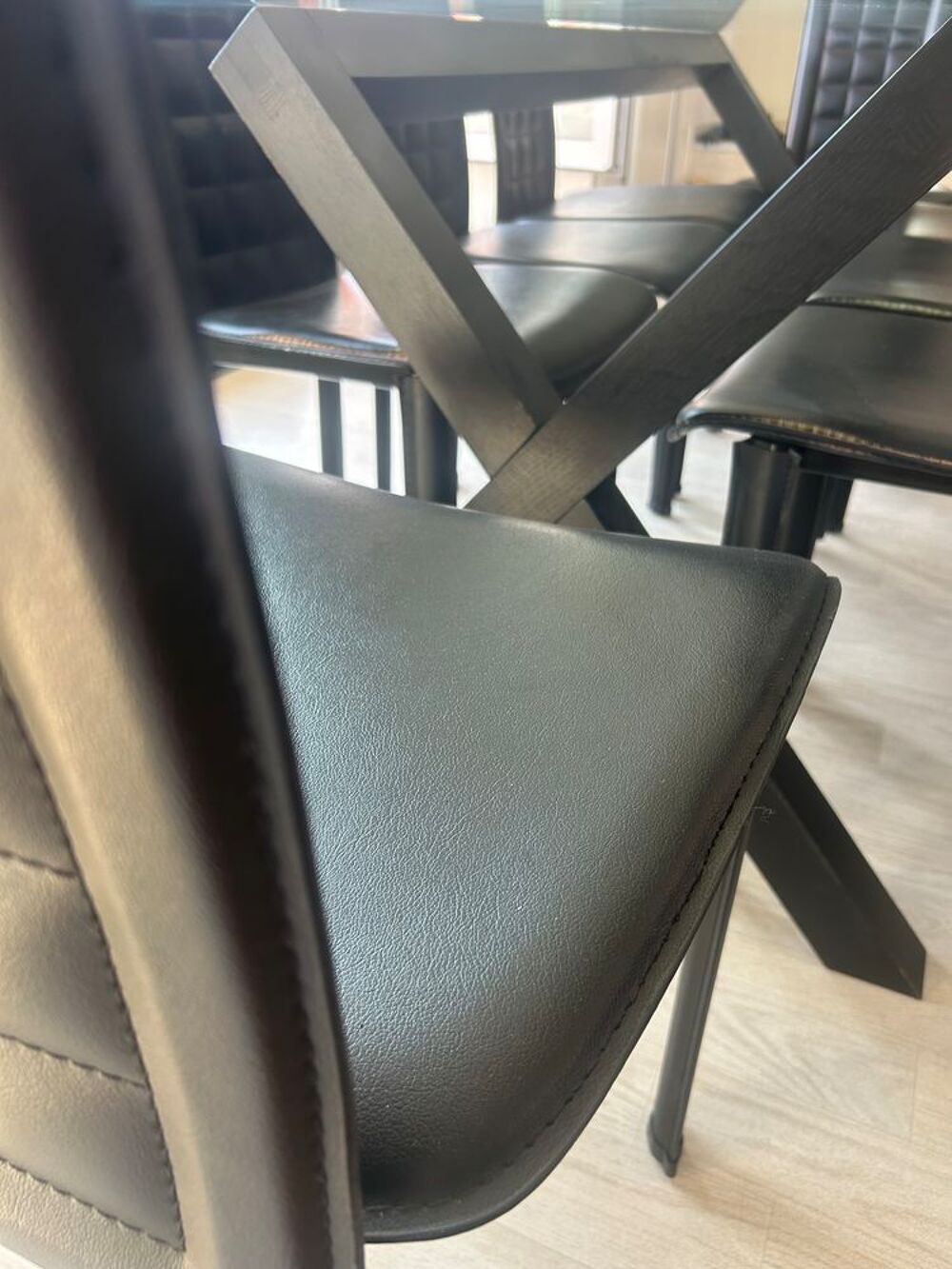 TABLE EN VERRE + 8 CHAISES Meubles