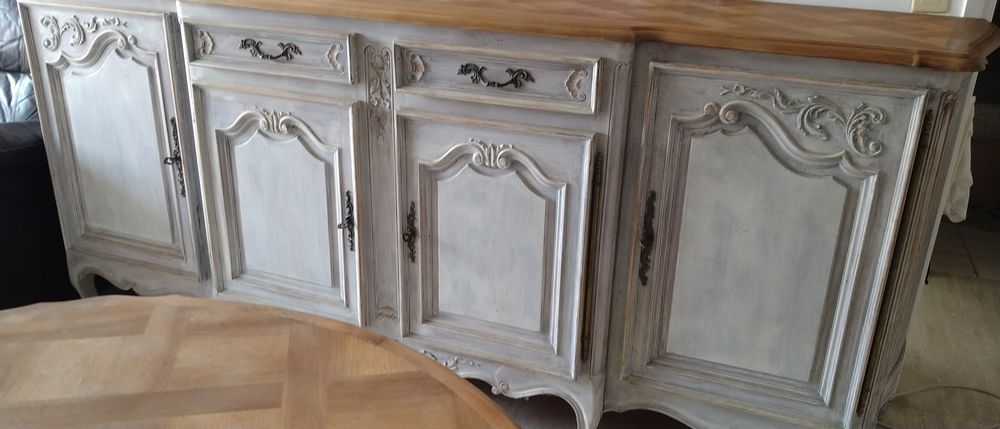 Buffet ancien en bois massif avec une table ronde Meubles